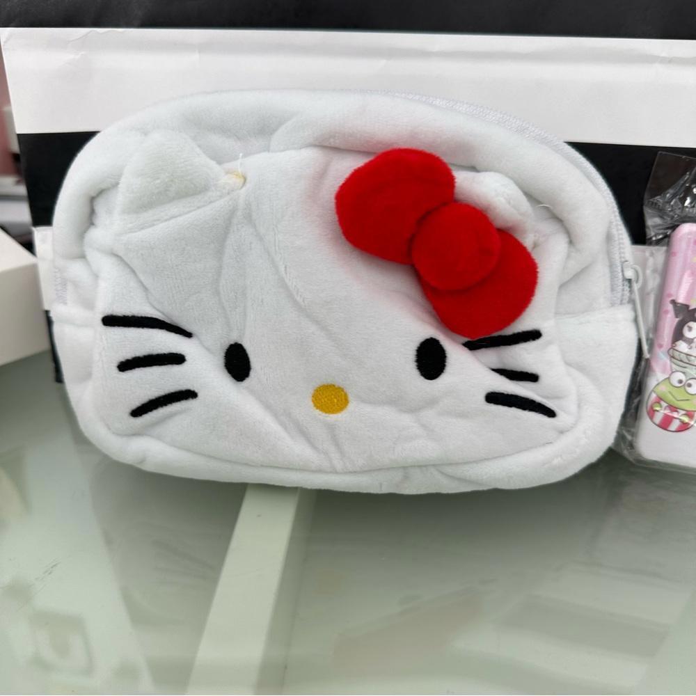 Hello Kitty Makeup Bag - Picture 2 of 3